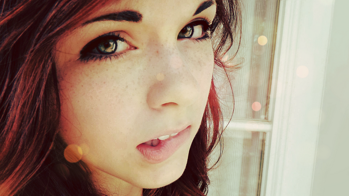 Claire Monnier with green eyes and freckles