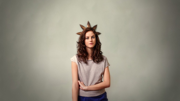 Kaya Scodelario with a starburst decoration