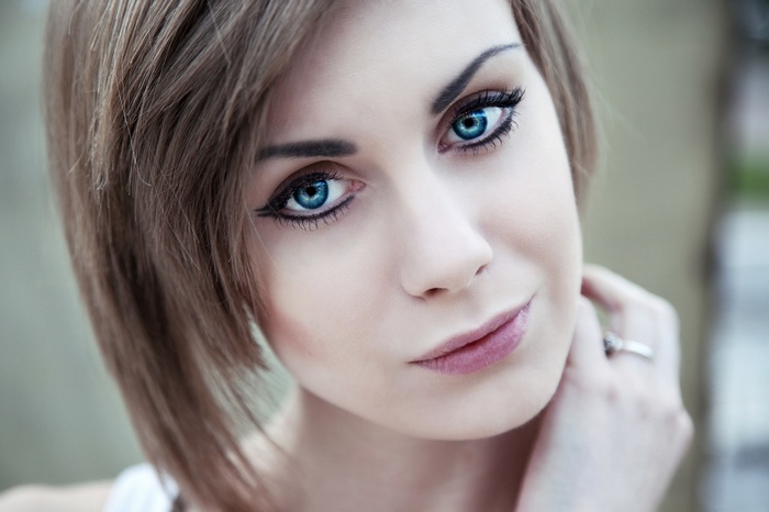 Close-up portrait of a young woman with blue eyes