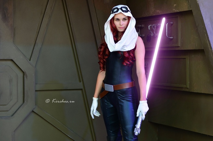 Mara Jade Skywalker Cosplay with Purple Lightsaber