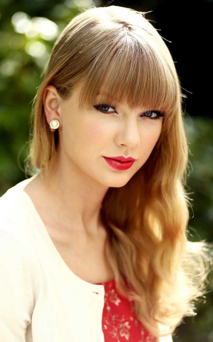 Taylor Swift portrait with blonde hair and red lipstick