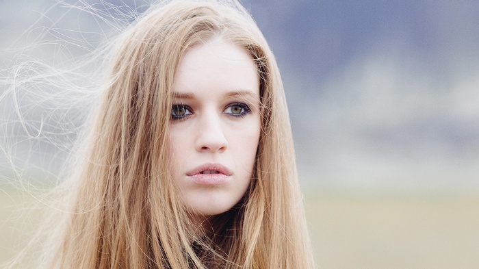 Woman with blonde hair and green eyes