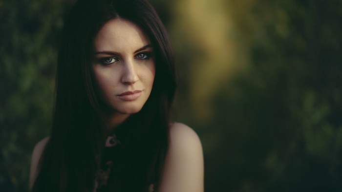 Aurela Skandaj with blue eyes and brunette hair