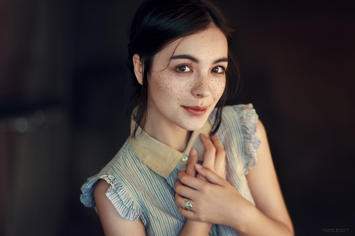 Woman with freckles and brown eyes