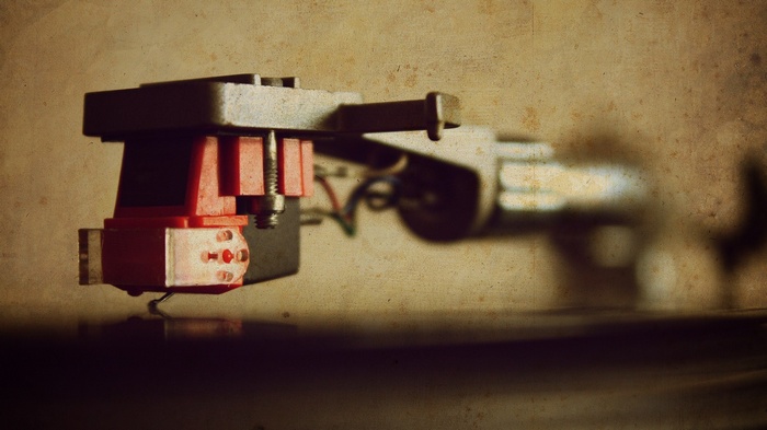 Turntable cartridge with stylus on vinyl