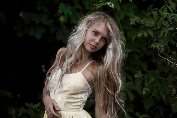 Portrait of a blonde woman with long wavy hair