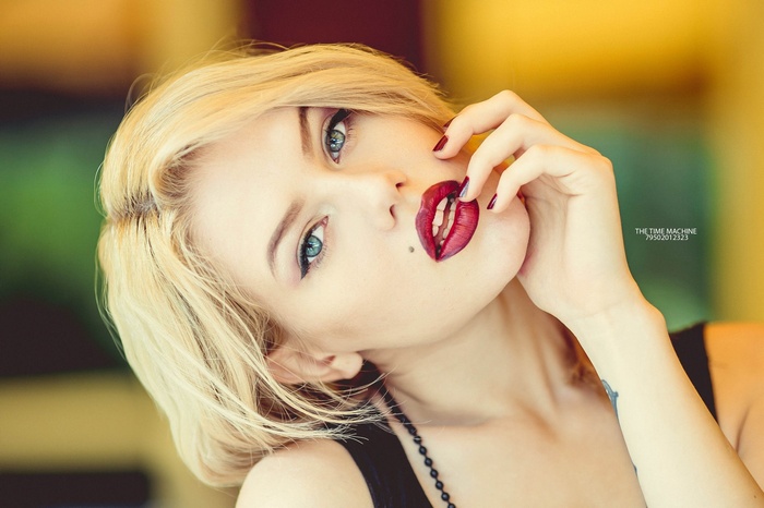 Portrait of a blonde woman with red lipstick