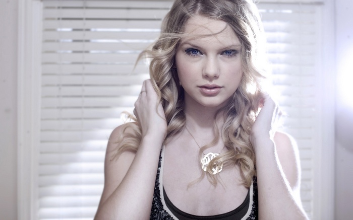 Taylor Swift with blonde curly hair
