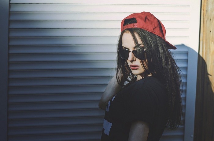 Woman with red cap and sunglasses
