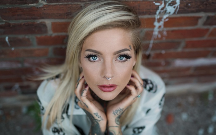 Woman with blonde hair and tattoos