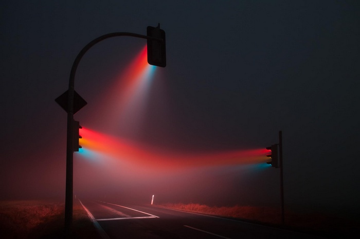 Traffic lights in the mist at night