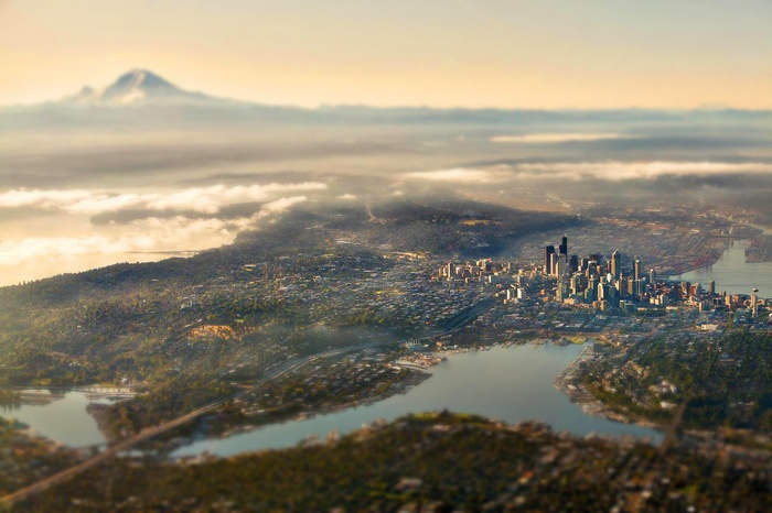 Seattle cityscape with Mount Rainier in the distance