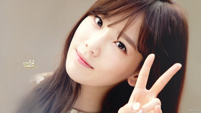 Kim Taeyeon of Girls' Generation making a peace sign
