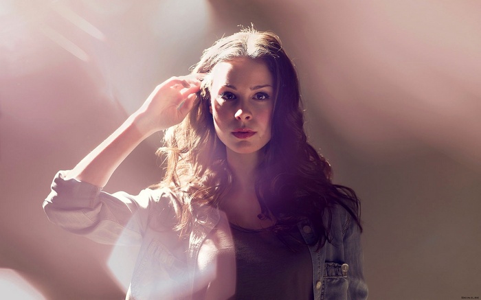 Lena Meyer-Landrut with hand in her hair