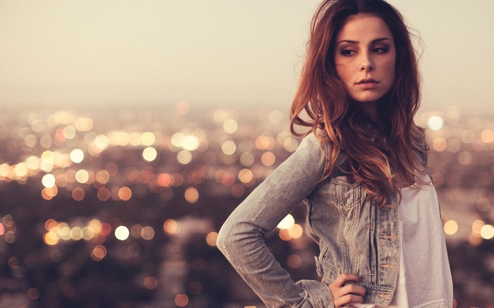 Lena Meyer-Landrut posing with a city view