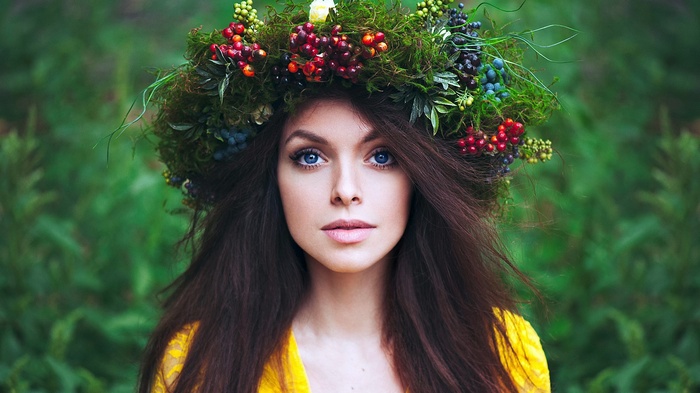 Woman with a flower crown and blue eyes