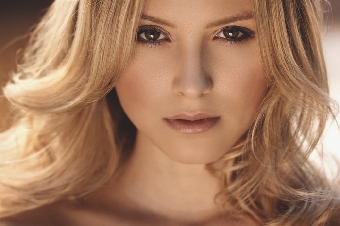 Portrait of a blonde woman with wavy hair