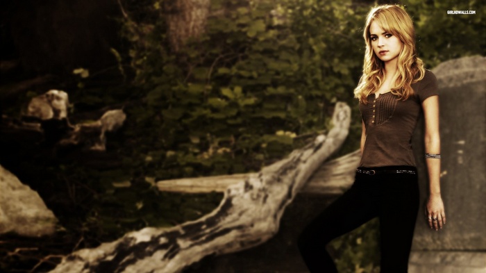 Britt Robertson blonde woman outdoors