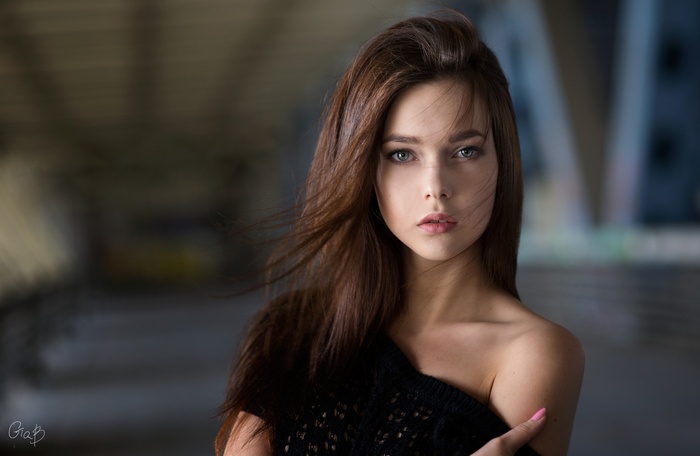 Julia with brown hair and blue eyes