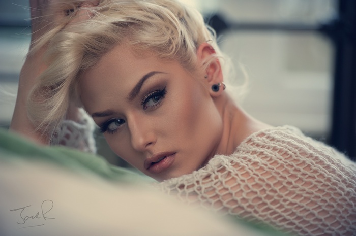 Portrait of Romanie Smith with blonde hair
