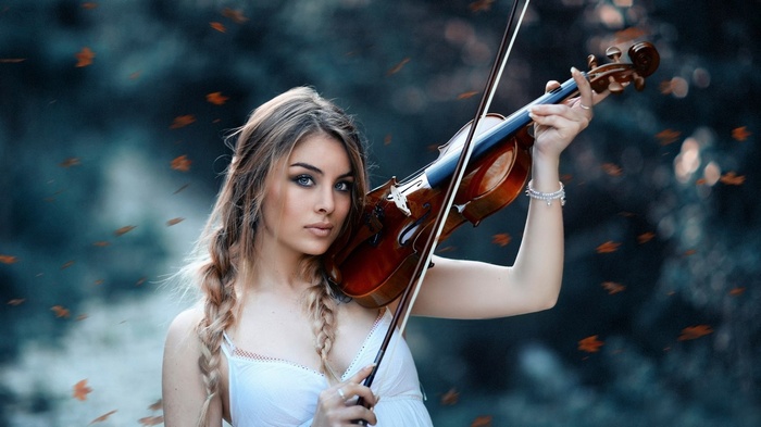 Woman with braids playing the violin