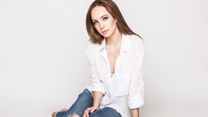 Ksenia Solo in white shirt and jeans