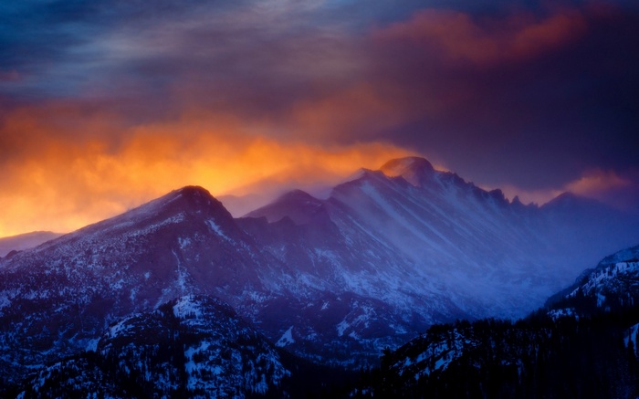 Snowy mountains at sunset in Rocky Mountain National Park