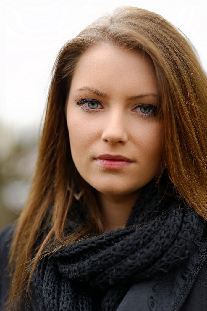 Woman with blue eyes and brunette hair