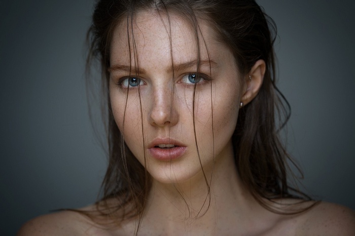 Woman with blue eyes and freckles