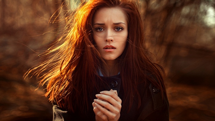 Redhead woman with blue eyes looking at viewer