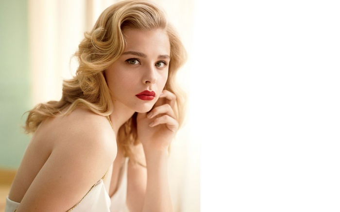 Chloë Grace Moretz posing with red lipstick