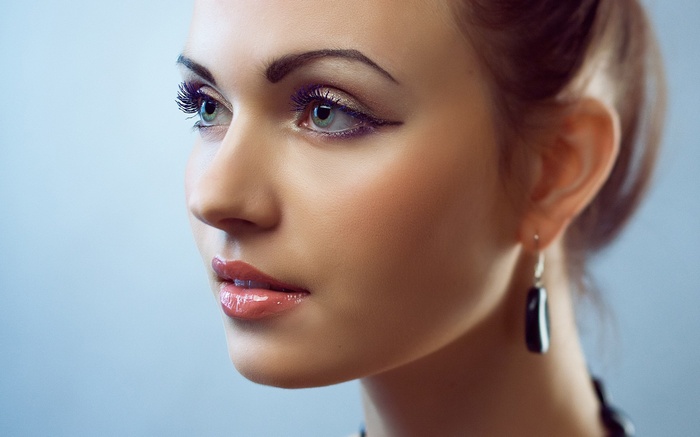 Woman with dramatic makeup and earring