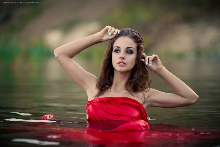 Model Alla Berger in red fabric in water