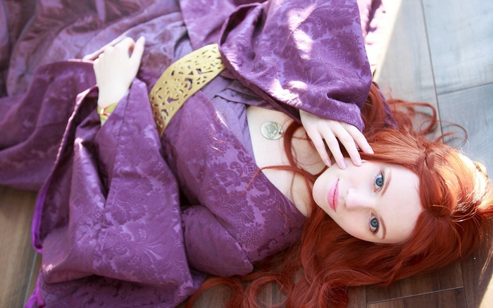 Sansa Stark cosplay in purple kimono on wooden floor