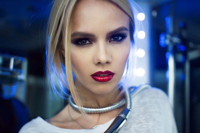 Woman with blonde hair and red lipstick