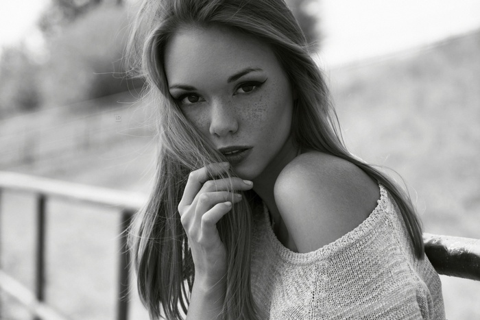 Monochrome portrait of Roksana Stępień with freckles
