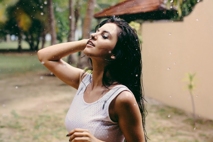 Aurela Skandaj in the rain with wet hair