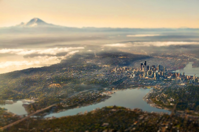 Seattle cityscape with Mount Rainier in the distance