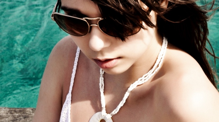 Ariel Rebel wearing sunglasses and a necklace