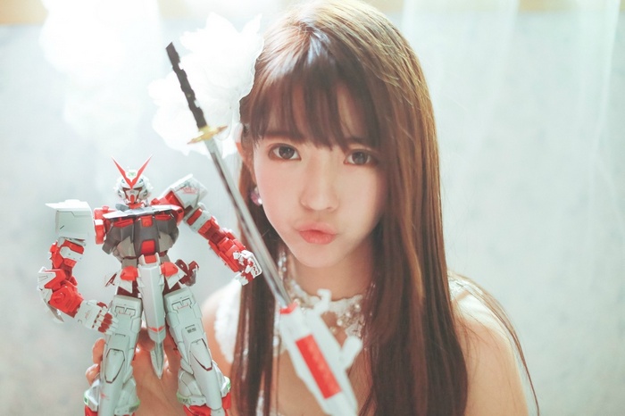 Yurisa Chan holding a Gundam model with a sword