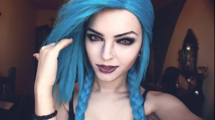 Jinx cosplay with blue hair and dramatic makeup