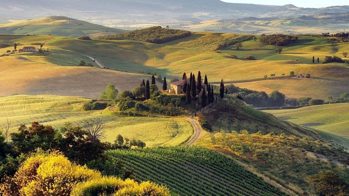 Tuscan landscape with rolling hills and a farmhouse