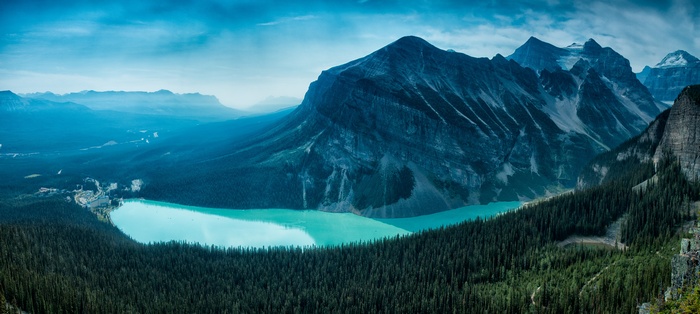 Moraine Lake and Mountains in Banff National Park