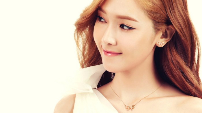 Jessica Jung wearing bow earrings and necklace