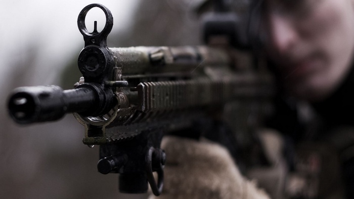 SIG SG 550 rifle aiming