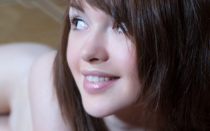 Close-up of a smiling brunette woman
