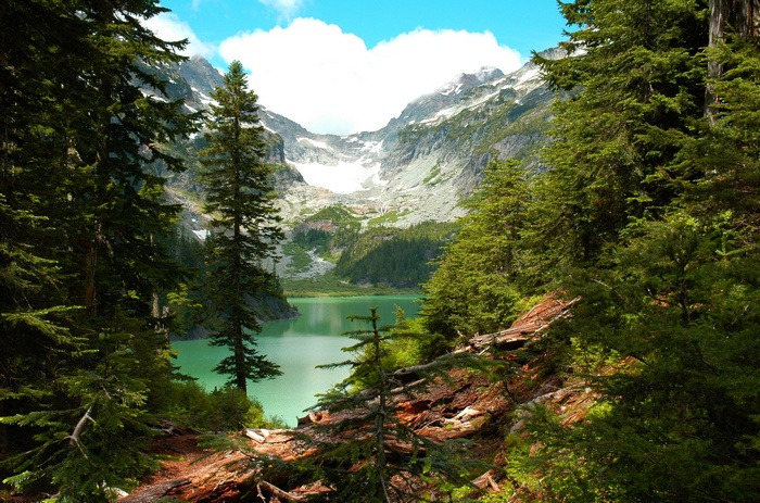 Turquoise lake surrounded by trees and mountains in Washington