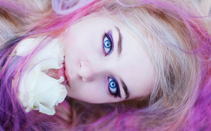 Lejla Dolores with pink hair and blue eyes