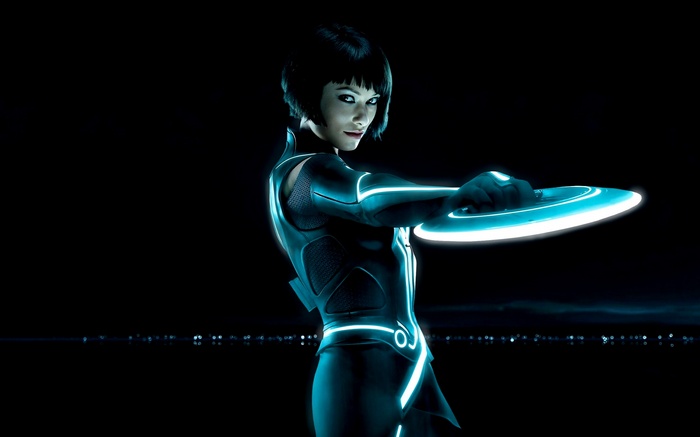 Quorra from Tron: Legacy holding a disc