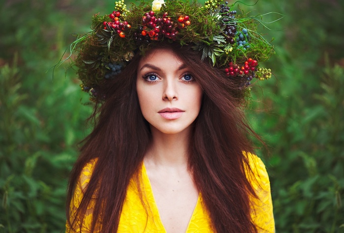 Woman with flower crown and blue eyes